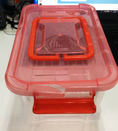 Hàng đã bể nắp. Phần bể nằm dưới tay gài, mở ra mới thấy, chứng tỏ hàng đã bể trước chứ không phải bể trong quá trình vận chuyển.