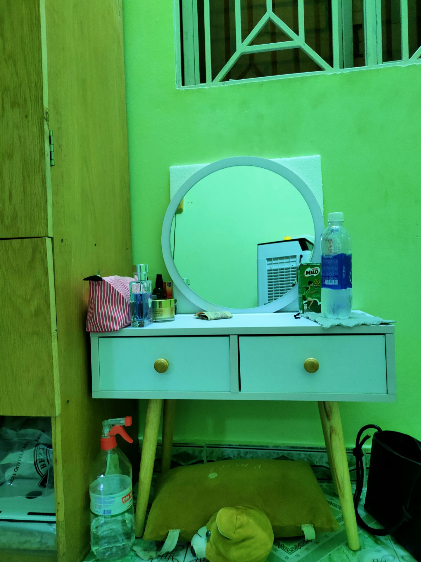 Tủ giao chắc chắn, bị tróc 1 miếng nhưng hên chỗ khuất k s... Gương thiết kế ráp k có óc cố định nên lỏng lẻo, nếu k dựa vào tường thì dễ bị ngã