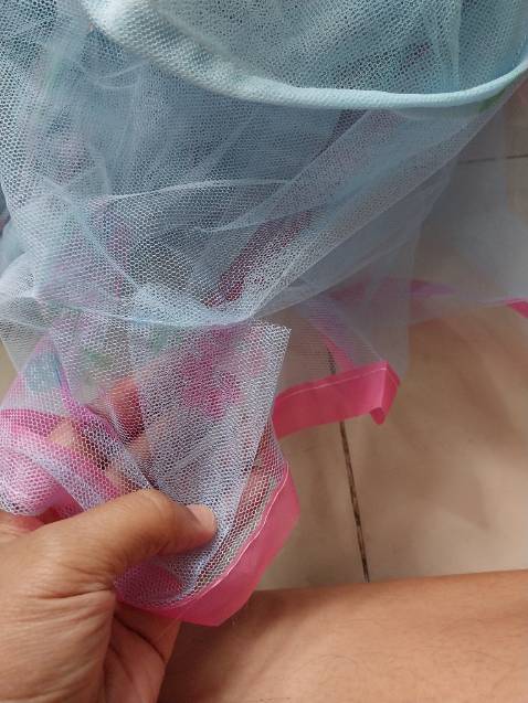 Hàng nhận được có mùi hôi của chất liệu vải hay mực in. Theo mình, đường may hơi dối. Giặt có khả năng tưa hay bung chỉ. Chỗ xếp ly may chưa dính. Chất lượng không được như mình mong đợi. 
Dịch vụ giao hàng của Tiki thì mình ko có gì phàn nàn nàn.