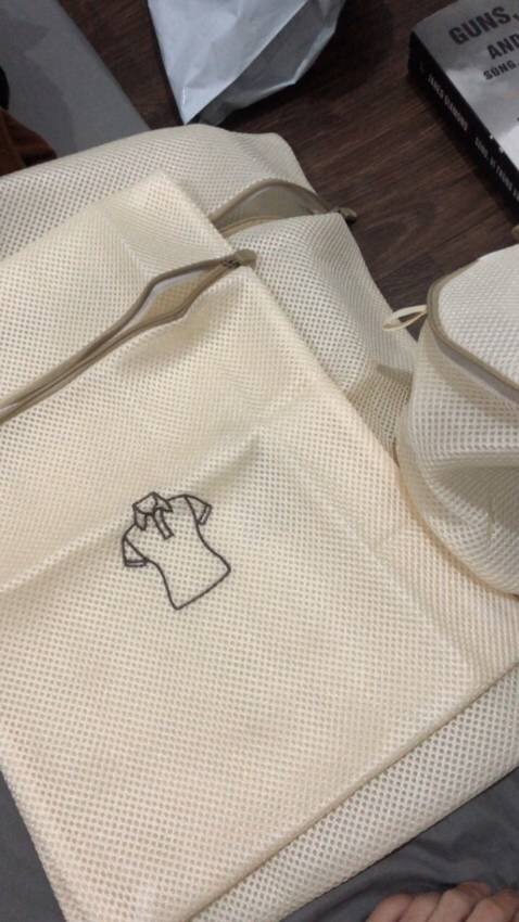 mình nhận đc hàng rồi, sp y hệt như quảng cáo nhé mọi người khá là ưng ý
Tiki giao hàng khá là nhanh, a giao hàng vui vẻ 
có nhắn tin cho shop thì đc shop chỉ rất nhiệt tình, vote nên mua nha cả nhà
Bỏ cái trăng với mấy cái áo mỏng vào giặt thì cứ phải gọi là gần như cái lồng giạtw ko động đc vào cái áo luôn mọi ng ạ
Mua đc món này ưng ý mà rẻ khủng khiếp 😁