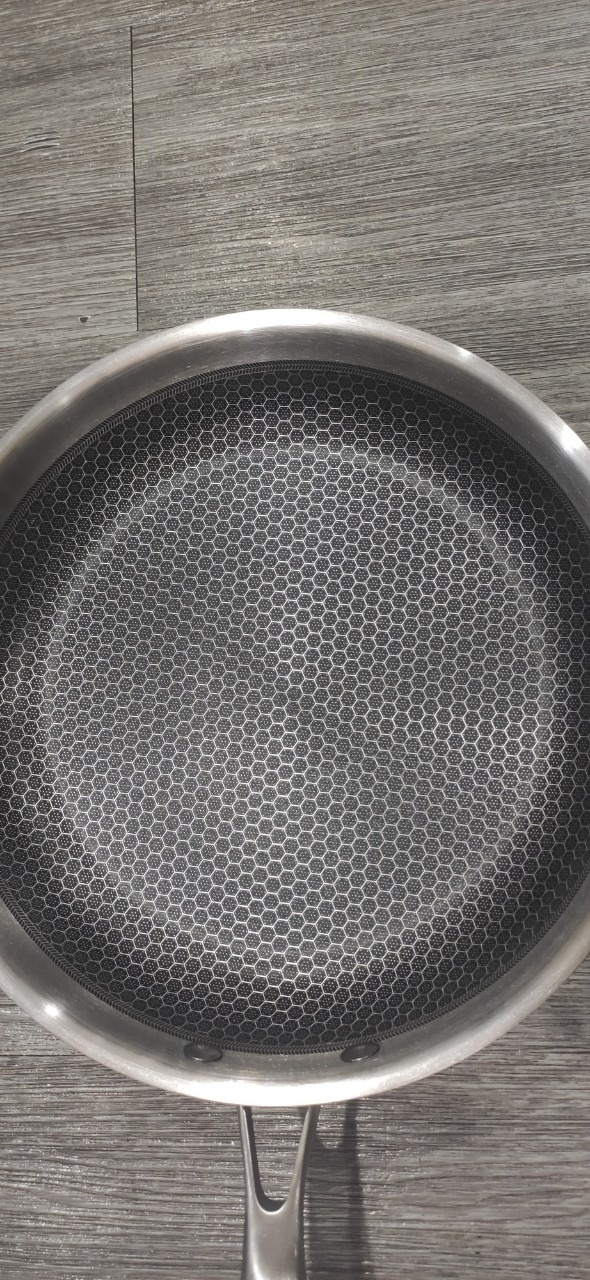 Hàng đúng như mô tả,, chảo cầm chắc tay , rất thích lòng chảo , giao hàng nhanh chóng, tráng 1 lớp dầu mỏng thấy ko sát, cảm thấy sài đồ inox an toàn hơn đồ chảo chống dính thông thườngắc