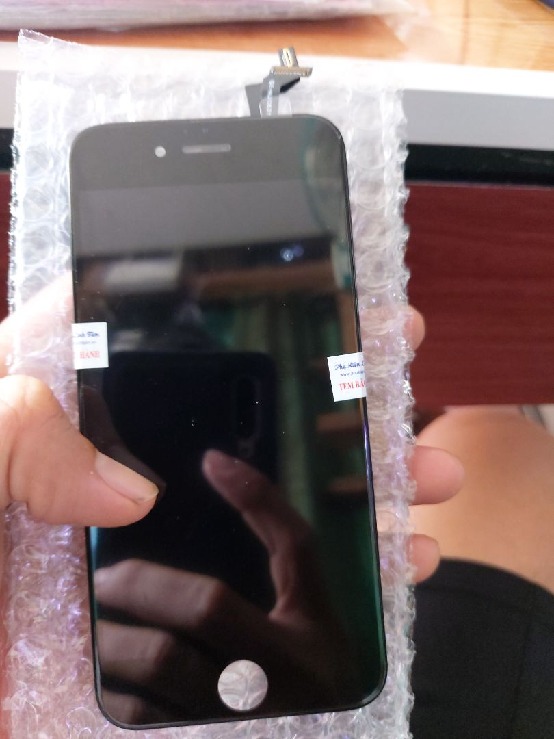 Đặt màu trắng mà shop giao màu đen.