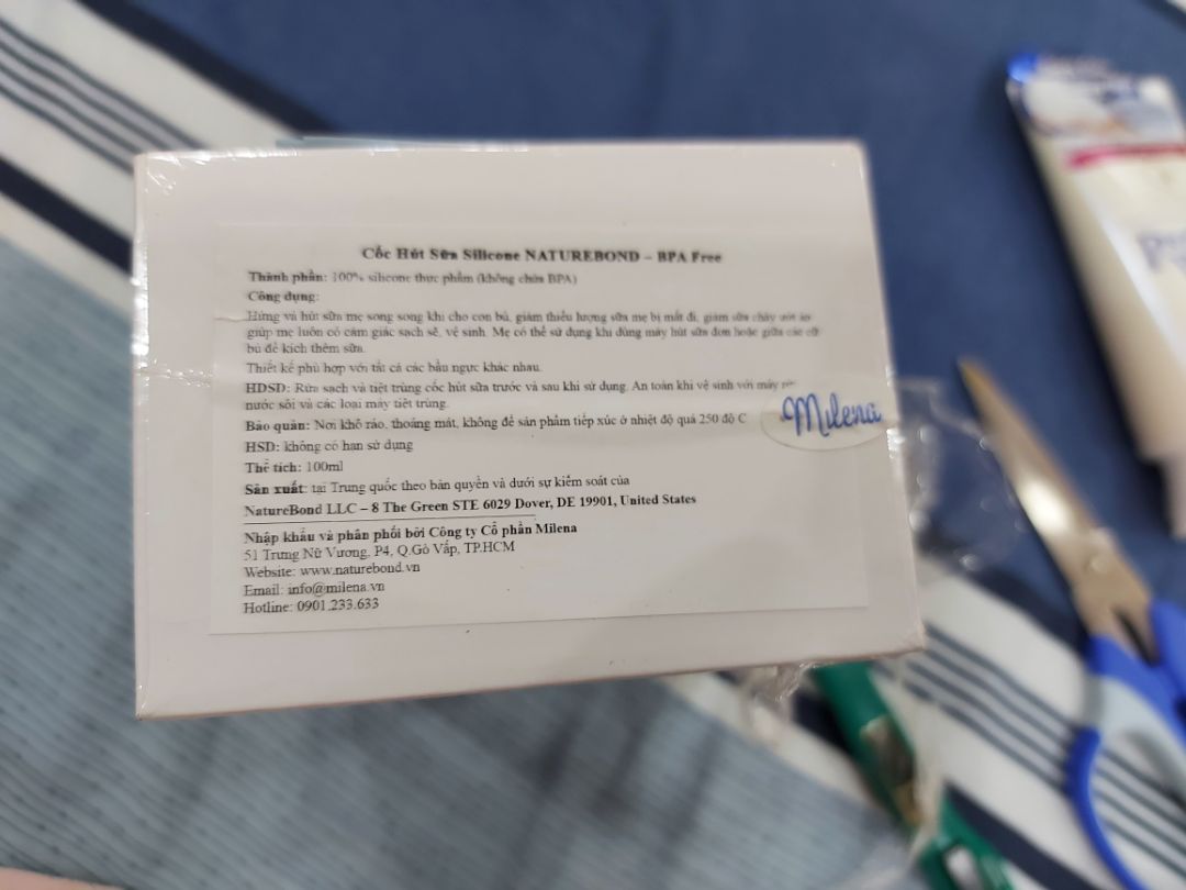 Giao hàng siêu nhanh, tối qua mình đặt mà sáng nay đã giao đến rồi. Cảm nhận khi mở hộp, nhỏ gọn, tiện lợi với đầy đủ phụ kiện. Sau khi dùng thử, cốc bám dính, hứng và hút sữa tốt, mình đi lại, ôm con thoải mái. Lượng sữa lấy được thì cũng gần tương đương so với máy hút nhưng thời gian thì hơi lâu nhé. Do vậy, tùy mục đích và công năng sử dụng mình thấy đây là 1 sản phẩm đáng mua vì tính tiện lợi, an toàn và hữu ích cho mẹ và bé không mất sức.