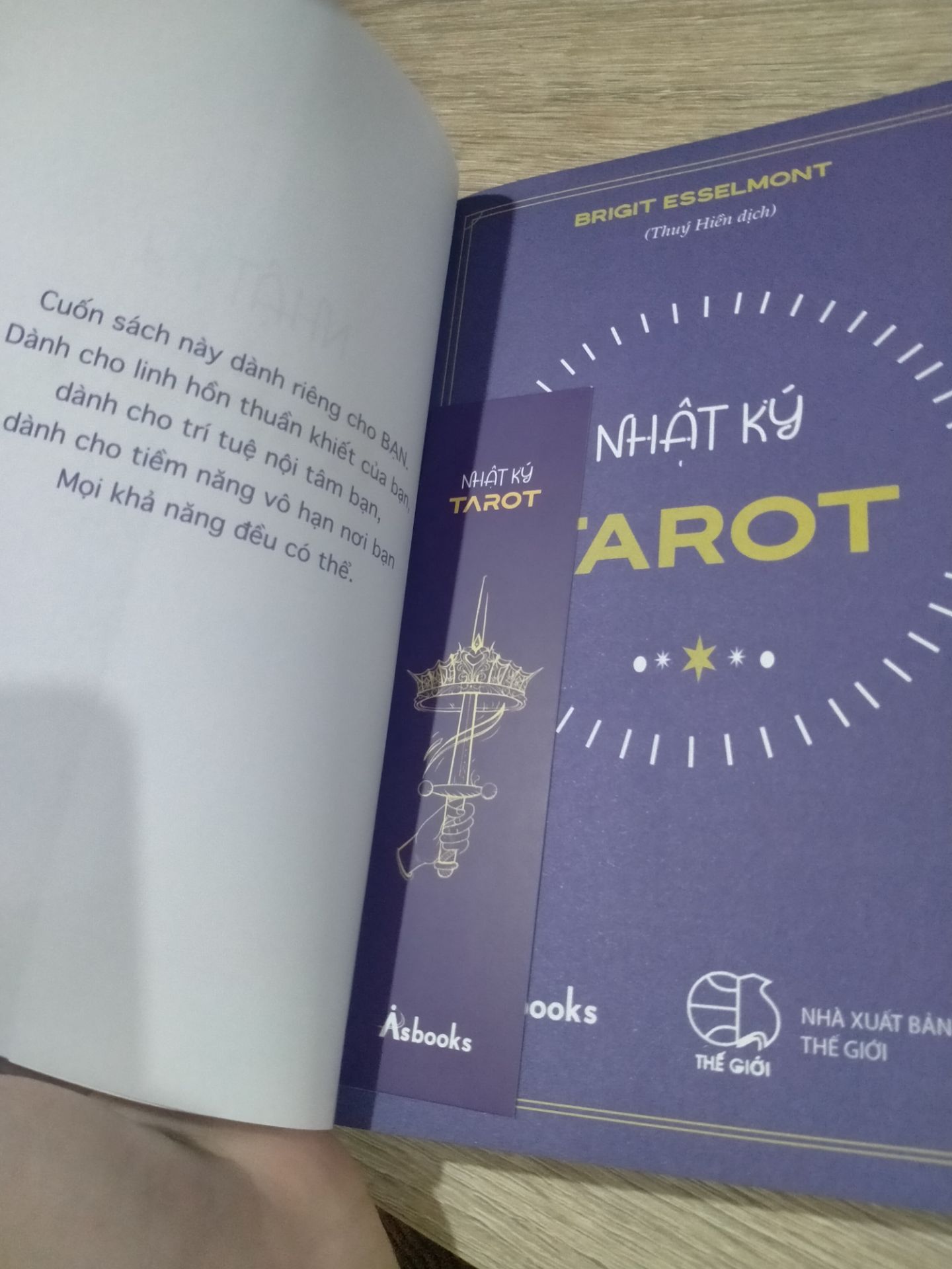 Giao hàng nhanh mất 1 ngày , đóng gói cẩn thận hộp ko bị móp méo sách mịn đẹp chất lượng lắmmm ,đáng tiền nha mn
Tưởng sách nhỏ mà về khá to và dày hơn 300 trang sách