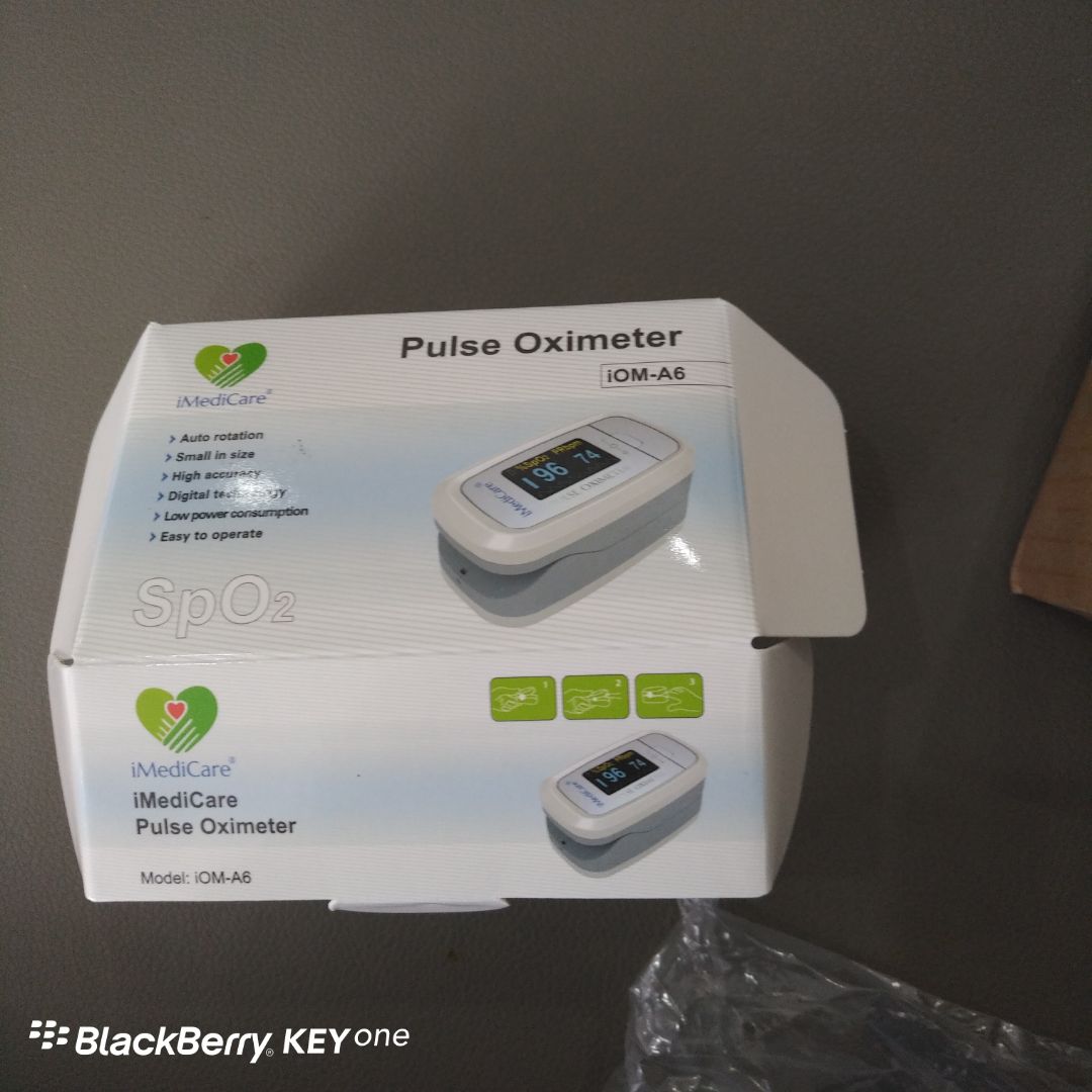 Máy đo nhìn cũng tạm ổn, không có pin, phiếu bảo hành không ghi gì