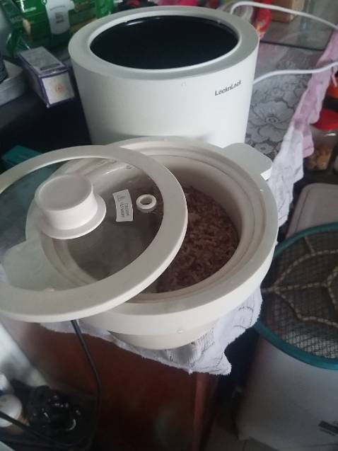 Nồi chỉ dành cho 1-2 người ăn nếu ngày ăn 2 cử vì 1 lần nấu tối đa được 6-8 chén cơm. Có các chế độ nấu cháo, súp, hầm, nấu cơm nhanh(20 phút), thường(30 phút), giữ ấm. Có chức năng hẹn giờ thích hợp cho việc nấu gạo lứt ngâm qua đêm. Có hiển thị thời gian còn lại khi nào xong.