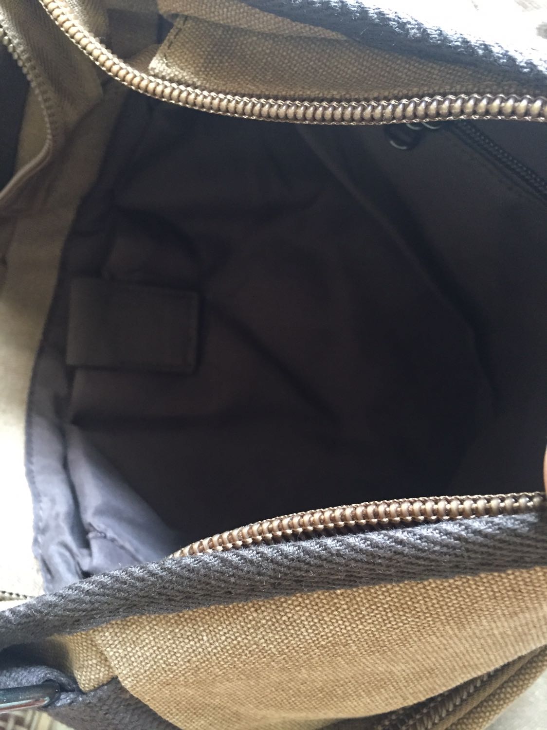 Uiii phải nói là thích mê luôn ấy,giao hàng nhanh,hàng y như hình,dày cực kì luônnnn,tha hồ đeo đi học.Mấy cái stickers mình gắn thêm vào ấy,thật ra là hàng rất xịnnnnnnnnnn