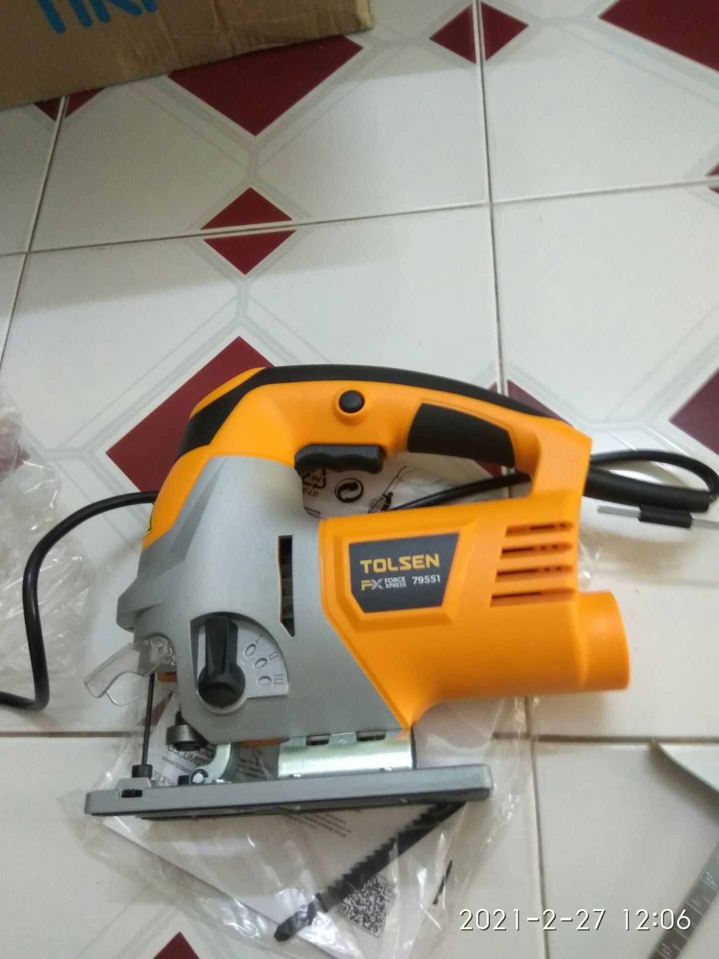 sản phẩm đẹp như mô tả : sắc sảo, chắc chắn, có cả đèn laser, tặng 1 lưỡi cưa, vỏ hộp giấy cứng cáp, tuy nhiên nếu có hộp nhựa thì tuyệt. cảm ơn shop.