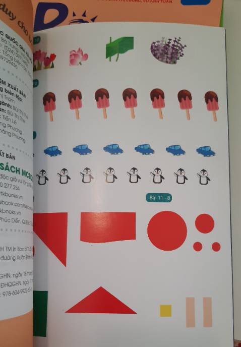 Tập 1 này gồm 20 bài giúp trẻ làm quen về số đếm thông qua các ứng dụng đời sống rất quen thuộc: các ngón tay, bông hoa, toa tàu, số chân loài vật, đi chợ. Cuối sách có cả 1 trang sticker để trẻ dùng cho sáng tạo nữa.
Mình đã mua trọn bộ 6 cuốn PoMath - Toán tư duy này. Kiến thức về toán (phạm vi đếm và ứng dụng) sẽ tăng dần từ tập 1 đến tập 6. Mỗi tập sẽ có các bài Toán kiểu ứng dụng vào đời sống và góc sáng tạo cho trẻ (không chỉ làm tính mà còn vẽ, ghép hình). Các trang đều có tranh màu sắc sinh động.