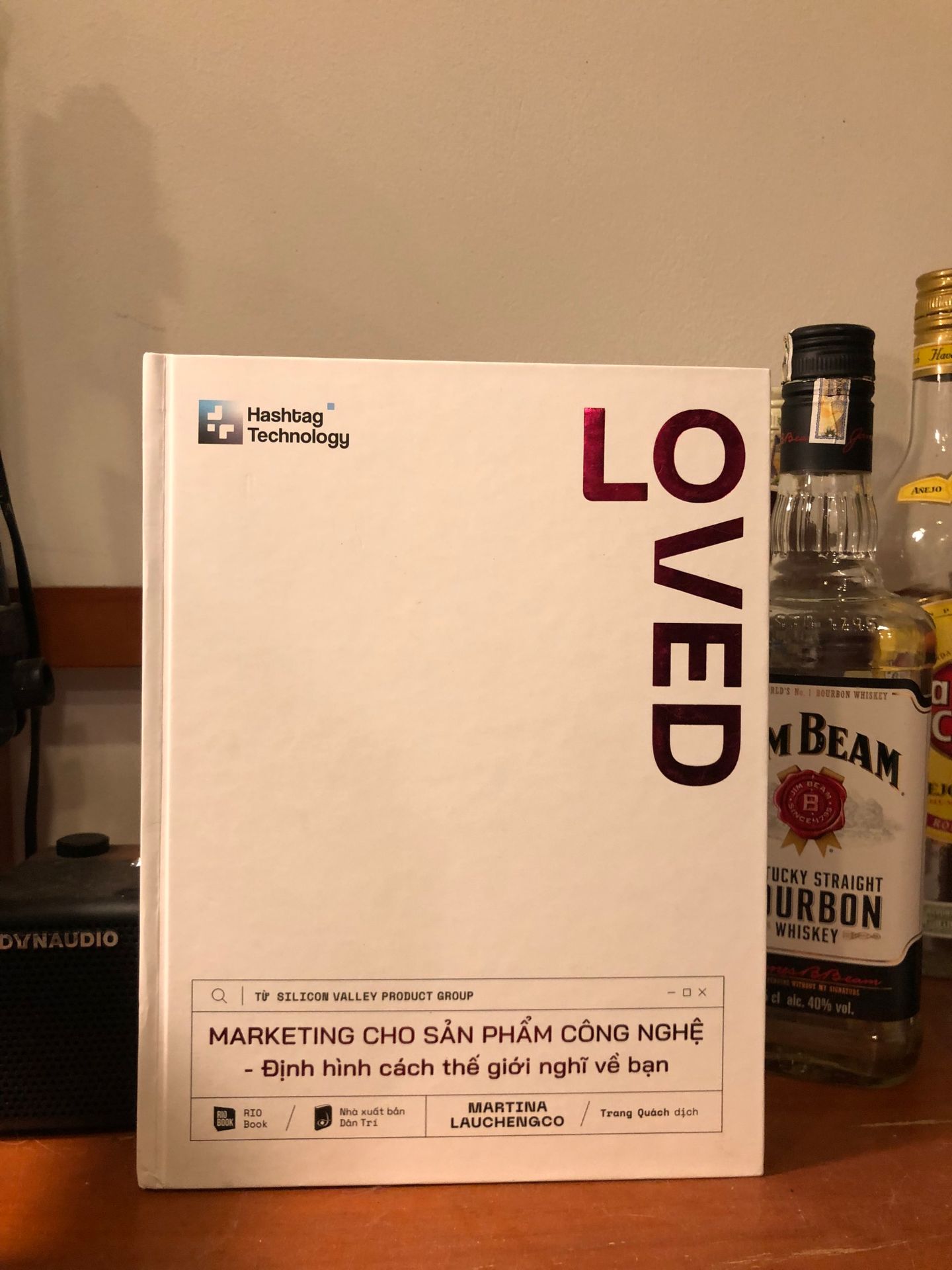 Mặc dù làm mkt ở lĩnh vực công nghệ được 2 năm nay rồi nhưng khi đọc cuốn Loved có nhiều đoạn làm mình phải tự ngẫm xem trước nay mình làm cái đếch gì :v 

Điều mình tâm đắc nhất nhất nhất ở cuốn này chính là rất nhiều case study của các công ty nổi tiếng đc nhắc đến dưới góc độ marketing (adobe, amazon, apple appstore, Apple tv, dropbox, netflix, iphone, netscape, powerpoint, nhiều lắm ấy). Tóm lại rất đã cái nư!