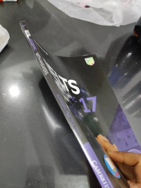 Cuốn này này mua với giá 195k mình nhận mở ra tiếc thật sự, mã qr để nghe thì k có, sách như kiểu đc in lậu ý, mỏng lét, bên trong lỗi lum la