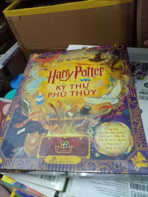 Sách nguyên seal, đẹp cực kỳ, tựa đề được phủ nhũ nhìn sang lắm luôn, tiki đóng gói chu đáo giao hàng nhanh, vote 5 sao