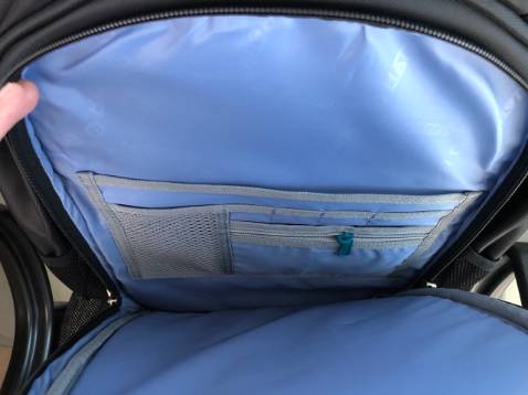 Giao hàng ở Sài Gòn nhanh đỉnh luôn, mới đặt chiều hôm trước sáng hôm sau có. Ba lô ổn áp, ko có chỉ thừa, đường may đẹp, chắc chắn.