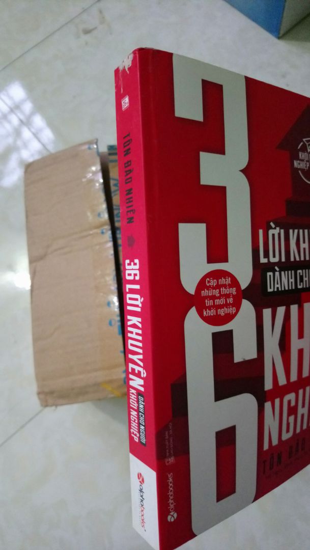 Sách hơi cũ 1 chút đóng gói thì quá chán luôn. Nhìn cái gói hàng móp méo bên trong lại không có lớp chống sốc. Chắc hàng khuyến mại lên không được chân trọng