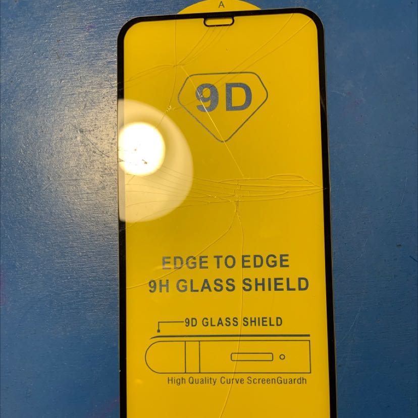 Nhờ nhân viên nhét qua khe cửa tối về thấy như này mua lần trước nhận tận tay k sao