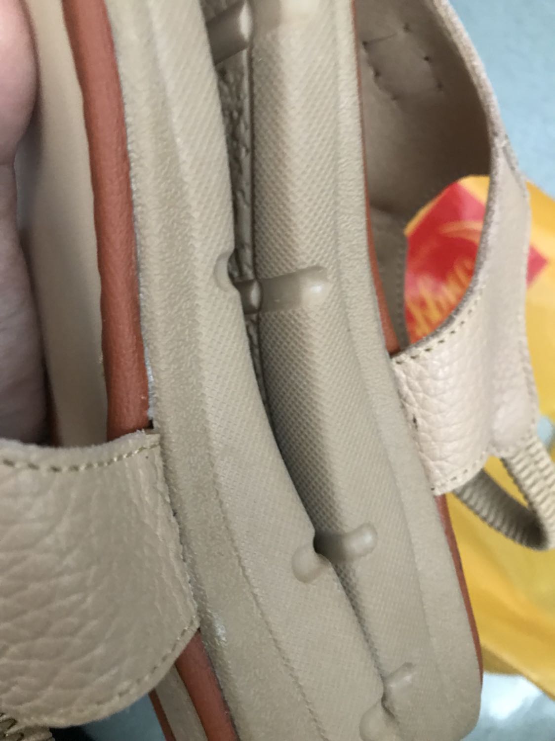 Mấy bạn cứ nhìn phần đế là rõ. Size giày in dưới đến bị xoá đi, lộ vết keo xoá. Mình mua cho mẹ size 40 mà ướm chân lên dư tận 2cm. Treo đầu dê bán thịt ***. Đã vậy keo còn lỏng bỏng.  Làm ăn như vậy chết người mua rồi. Lần sau có buôn bán thì nhớ có thì bán hết thì thôi. Đừng *** gạt khách hàng như vậy nữa