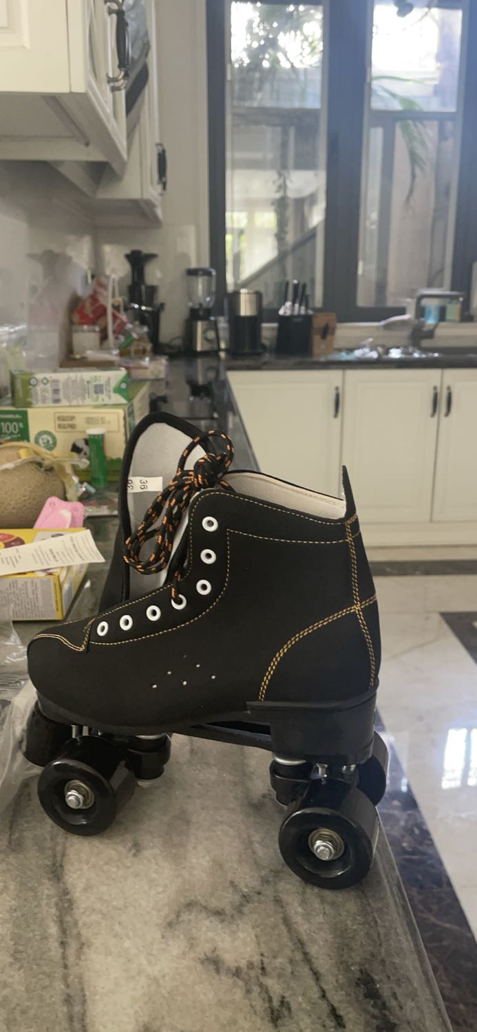 Tôi đặt giầy size lớn 39- 40 mà khi giao hàng giao sz 36, chân con tôi sz 39 nên không đi vừa. Vì ở nhà người làm nhận hàng nên không biết và không hoàn trả. Tôi có nhắn tin chat với shop để đổi sz mà shop không trả lời tin nhắn. Vì vậy mong Tiki phản hồi với shop về sự sai sót, không tôn trọng khách hàng của shop.