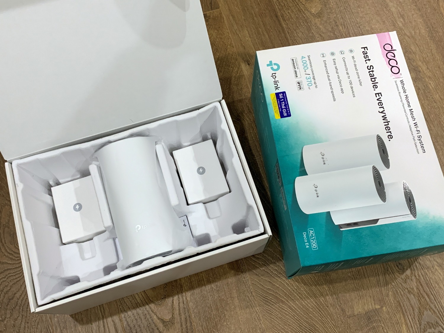 Router của Vinaphone phát wifi rất lởm, để ngoài phòng khách vào đến phòng làm việc ngay cạnh cách có 1 bức tường mà tín hiệu đã giảm đi rõ rệt. Đem laptop ra cạnh router đo speedtest.net được ~55 Mbps Down / 60 Up, mà ở trong phòng tụt xuống chỉ được 8. Đã từng mua repeater TL-WA850 lắp thêm nhưng hầu như ko cải thiện được mấy, thậm chí có lúc còn chập chờn hơn nên cũng hơi đắn đo nâng cấp lên Mesh sợ không hiệu quả như mong đợi. Sống chung đến giờ không chịu nổi nữa quyết định đầu tư làm bộ Mesh, quả là một quyết định đúng đắn. Sóng sánh trong phòng giờ lúc nào cũng căng đét, tốc độ rất ổn định Down > 60Mbps, Up tận 90Mbps, ngon hơn cả con router gốc.

Sai lầm duy nhất là mua hẳn bộ 3-pack sợ nhà ngóc ngách không phủ nổi, nhưng hiện tại chỉ cắm có 2 cục mà đã full cả nhà rồi, thừa 1 cục mới tinh chưa bóc. Bác nào HN có nhu cầu mua về lắp thêm để mở rộng thì nhắn tin trao đổi nhé O985.O2.O6.ll, giá mong muốn: 650K