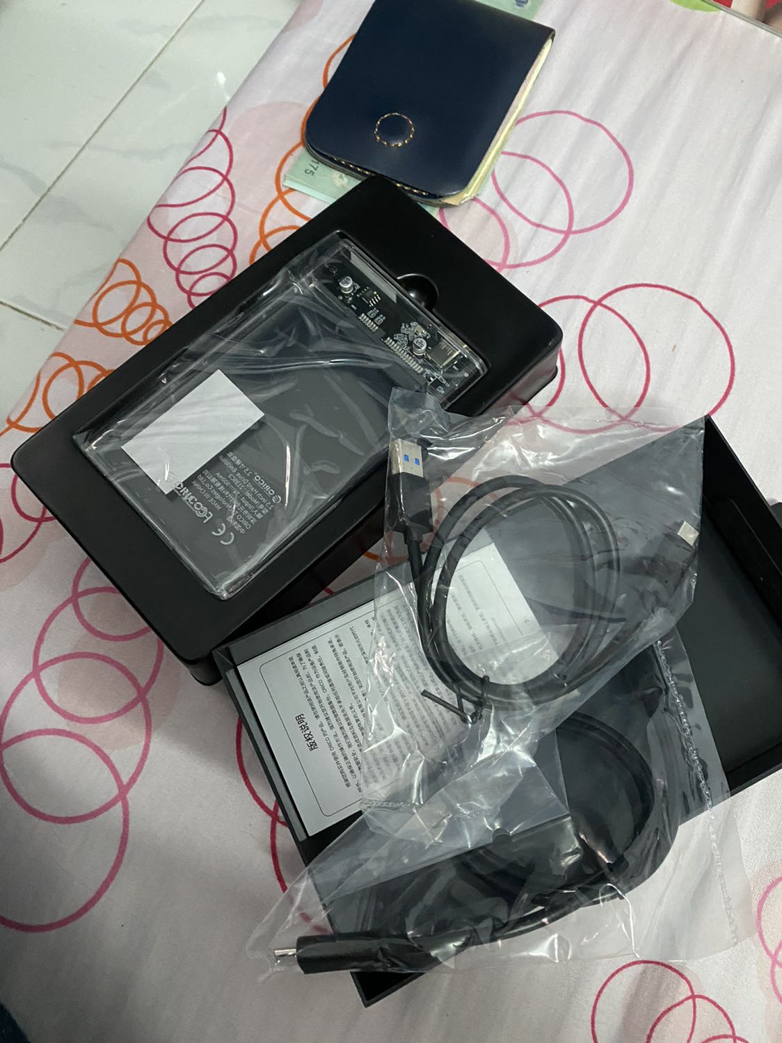 Giao nhanh như Tiki rất đáng tiền, hàng chuẩn, box đẹp tuy nhiên màu trong quá, màu nâu khói sẽ đẹp hơn nhiều. Có 2 cáp c to c và c to usb 3.0 nên rất tiện cho các bạn kết nối với cả laptop cao cấp lẫn đời cũ.