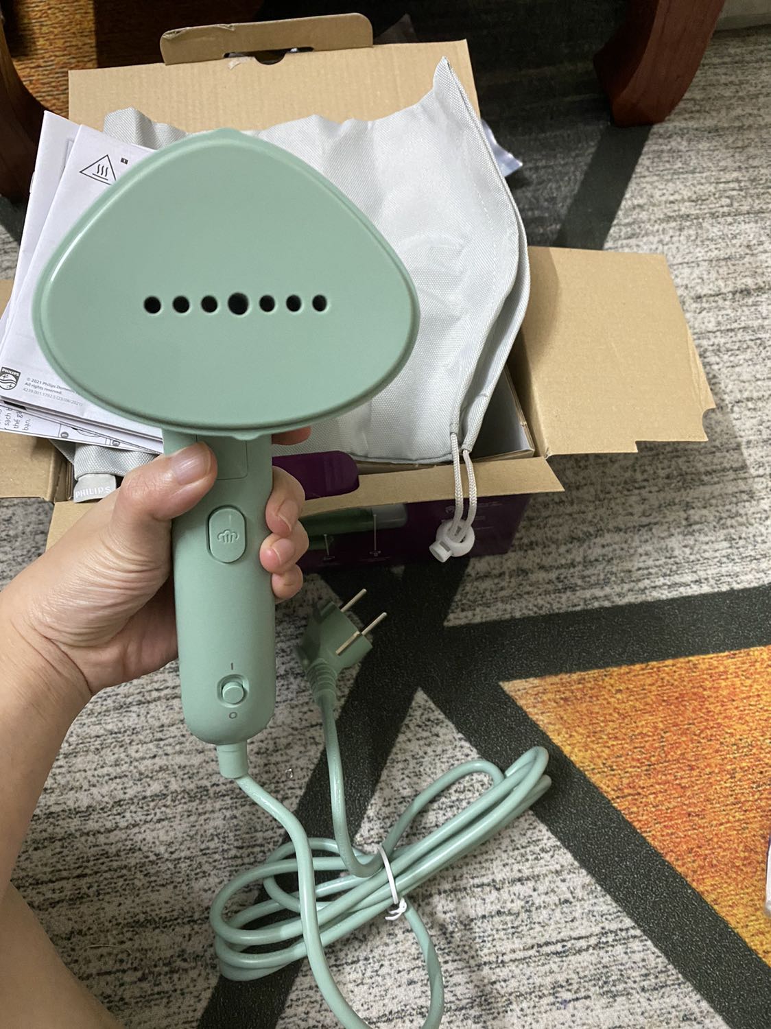 Sản phẩm khá tốt, cầm nặng tay, là phẳng rất ok nha mọi người! Tiki giao hàng siêu nhanh!
Nói chung tiền nào của ý, tuy giá sp có thể cao so với cùng loại hãng khác nhưng tiện ở chỗ sản phẩm rất gọn, gấp lại được, rất tiện khi mang theo đi công tác hay du lịch. Có túi đựng nữa! Nói chung khá hài lòng!