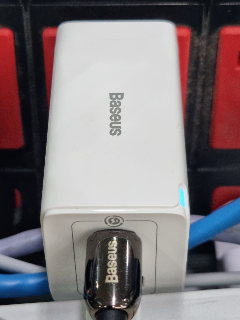 Thiết bị tiện, gọn, linh hoạt sử dụng tương thích với sạc Laptop, iPhone, Android. Tiếp tục trải nghiệm để đânh giá độ bền.