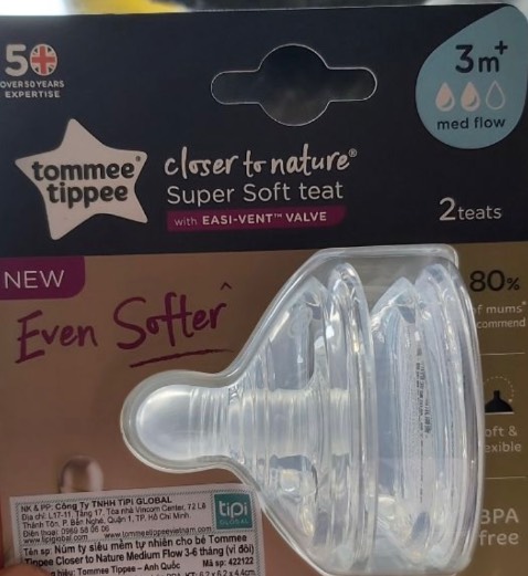 Bé thích bình và núm ti của hãng