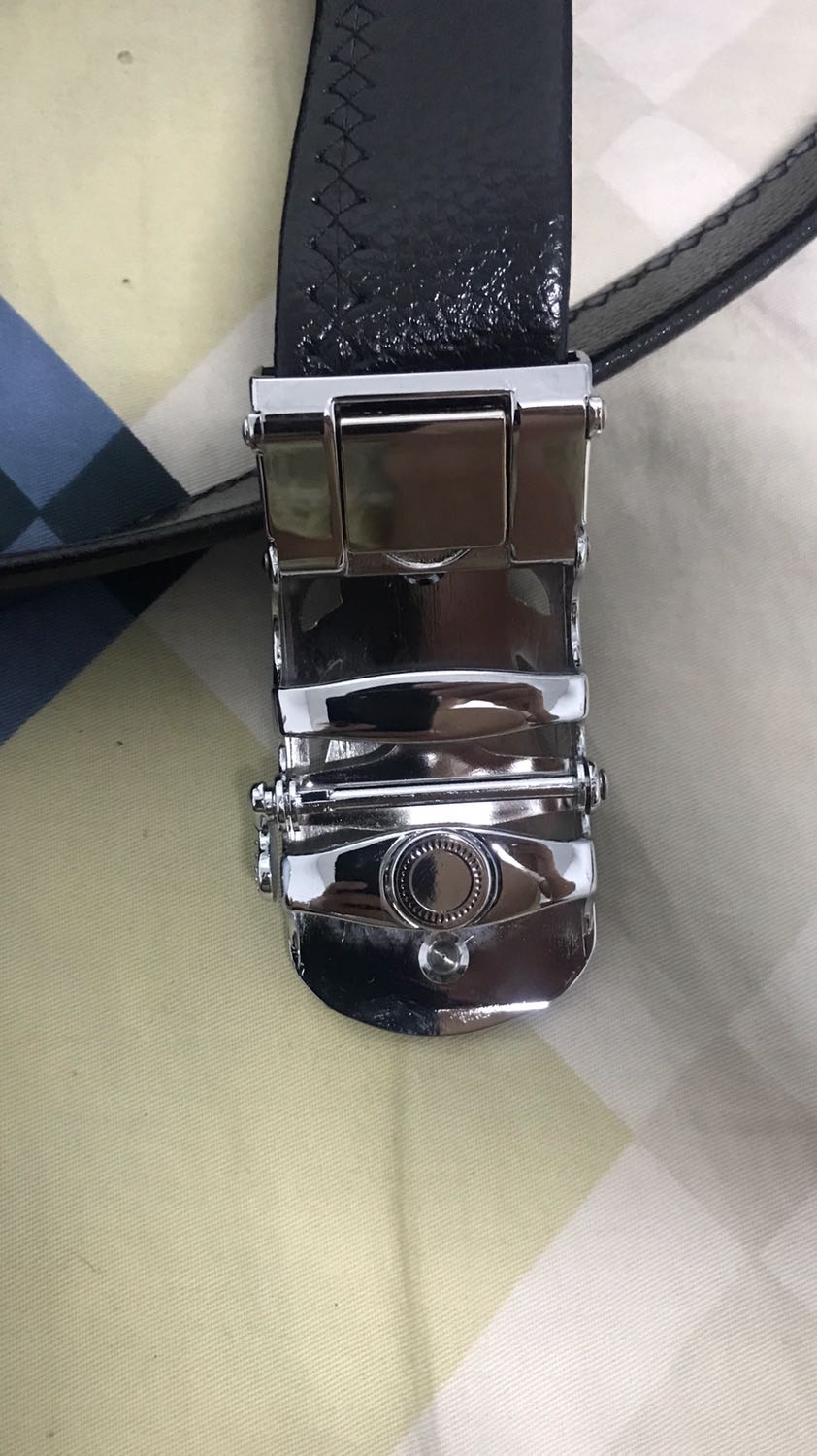 Đầu khoá thắt lưng thiết kế tinh tế đẹp, bóng hơn ảnh shop đăng luôn. Đầu khoá chắc chắn, khá đầm. Phần dây da rất mềm, bóng đeo vào cảm giác dễ chịu. Mua một vài sản phẩm của shop đều thấy rất ưng ý nên ủng hộ shop nhiệt tình. Buôn bán ý tín chất lượng khỏi bàn. Sản phẩm chất, đang mua. Vot 5 sao cho shop.