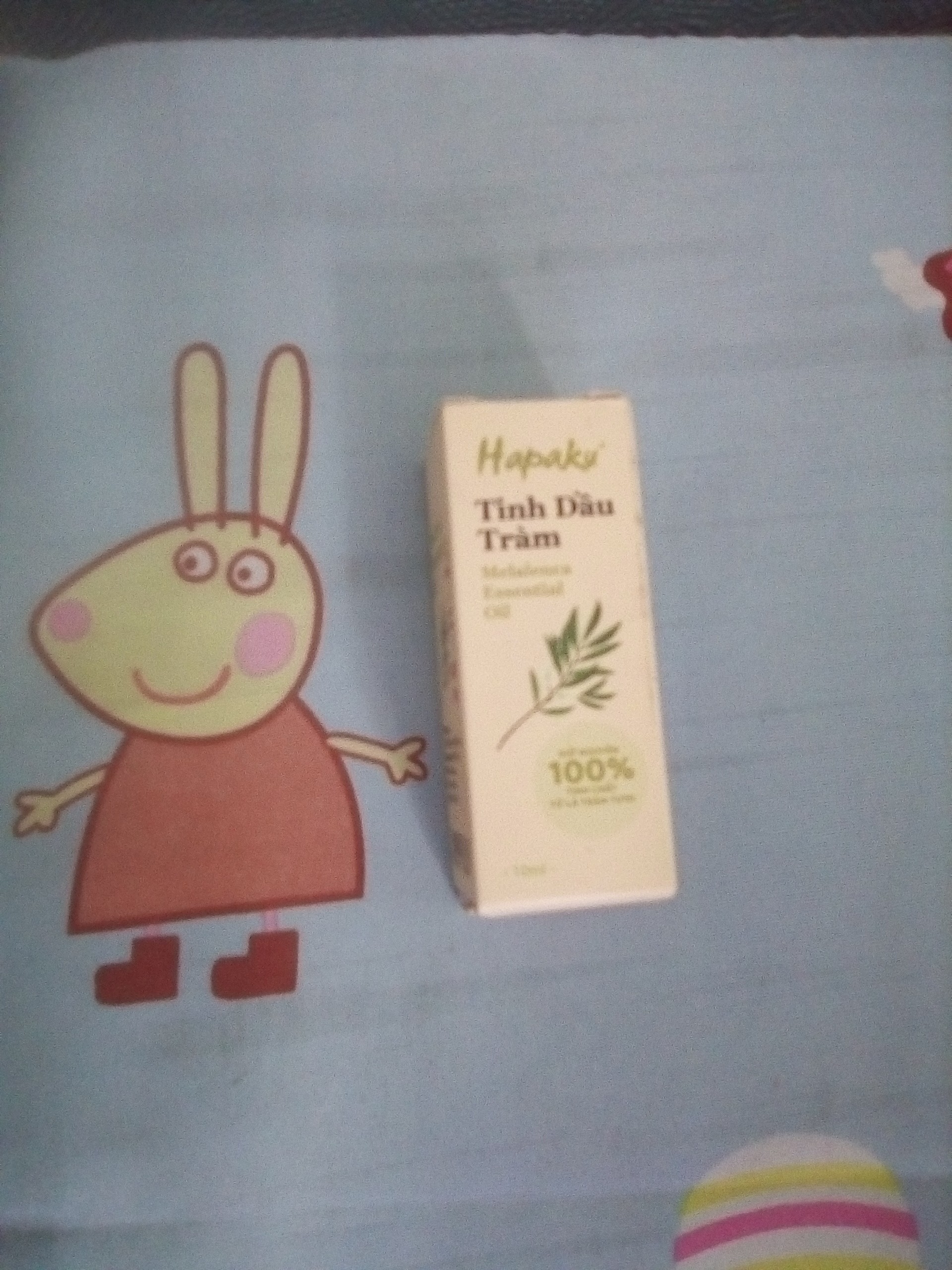 Sản phẩm đóng gói cẩn thận, tem mác rõ ràng. Mùi thơm tự nhiên hẳn so với mấy lọ lần trước bé mình dùng. Khi cảm thấy cơ thể mệt mỏi có thể mát xa gan bàn chân bằng tinh dầu thì ngủ rất thoải mái. Ủng hộ shop dài.