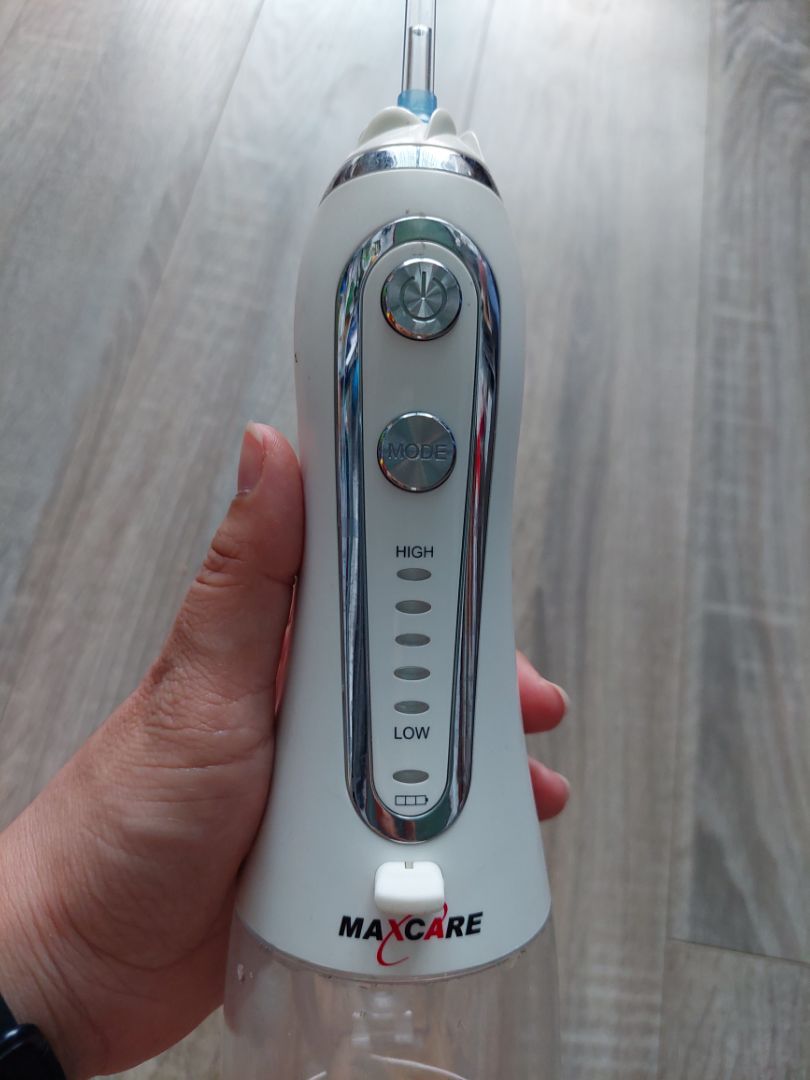 Máy đẹp. mà đối với mình thì lực nước nó rất mạnh. mình chỉ dùng ở mức nhỏ nhất là ok rồi. lực nước mạnh nên có thể làm chảy máu chân răng nha mn. nhưng nói chung mình thấy ok. vì khi dắt thức ăn, xài cái này tiện lợi, mà an toàn cho nướu