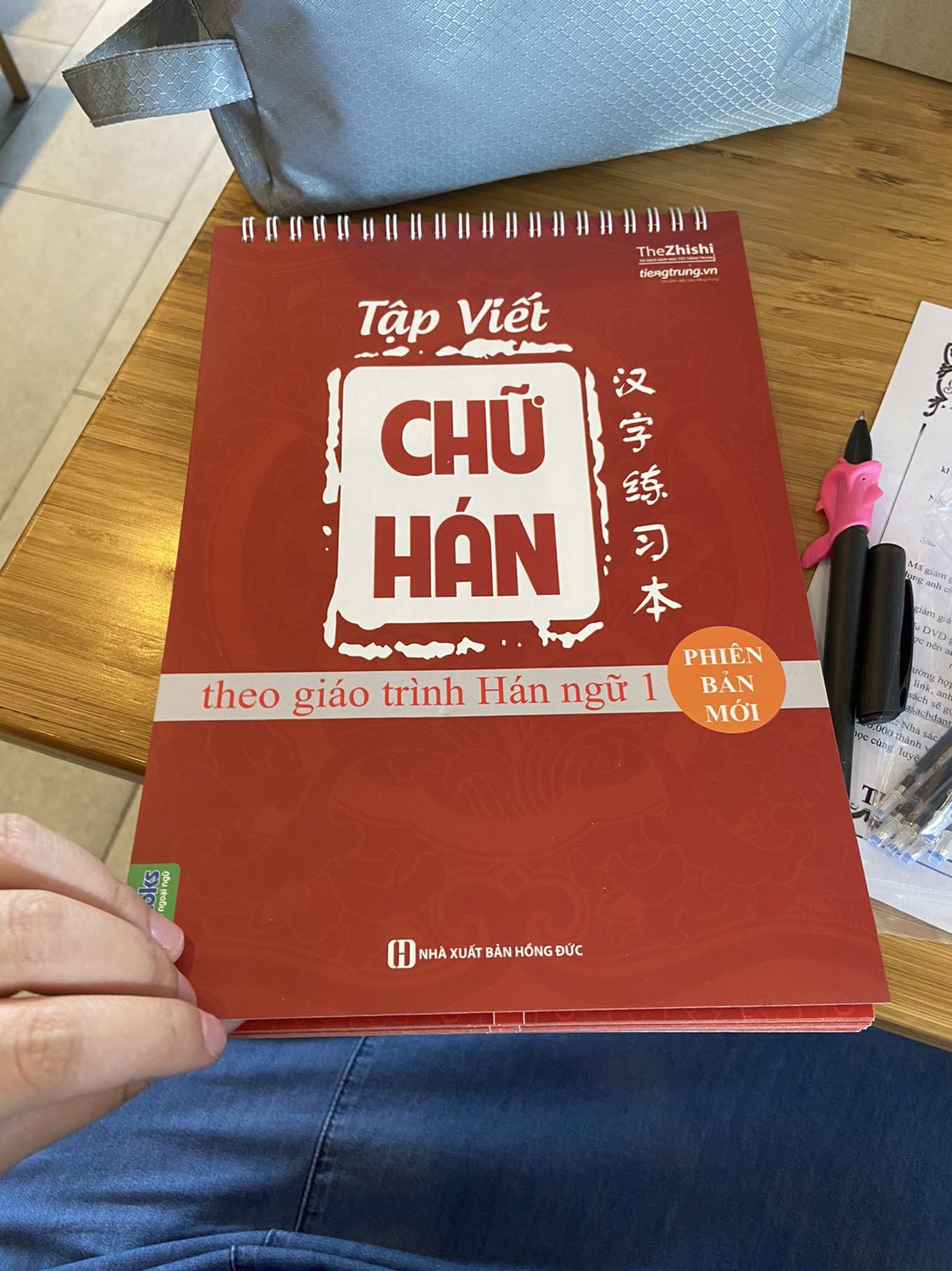 Bút viết mượt và bay màu nhanh. Với mấy bé mới tập viết như em mình thì cũng khá ổn. Bộ của mình có 20 ngòi bút