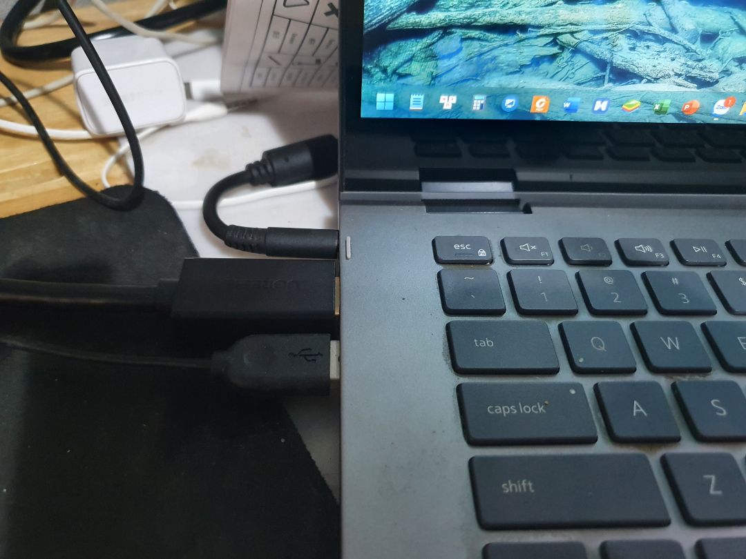 mình mới mua lắp từ laptop cổng HDMI vào màn hình cổng Displayport nhưng nó nó ko lên hình báo nó singal