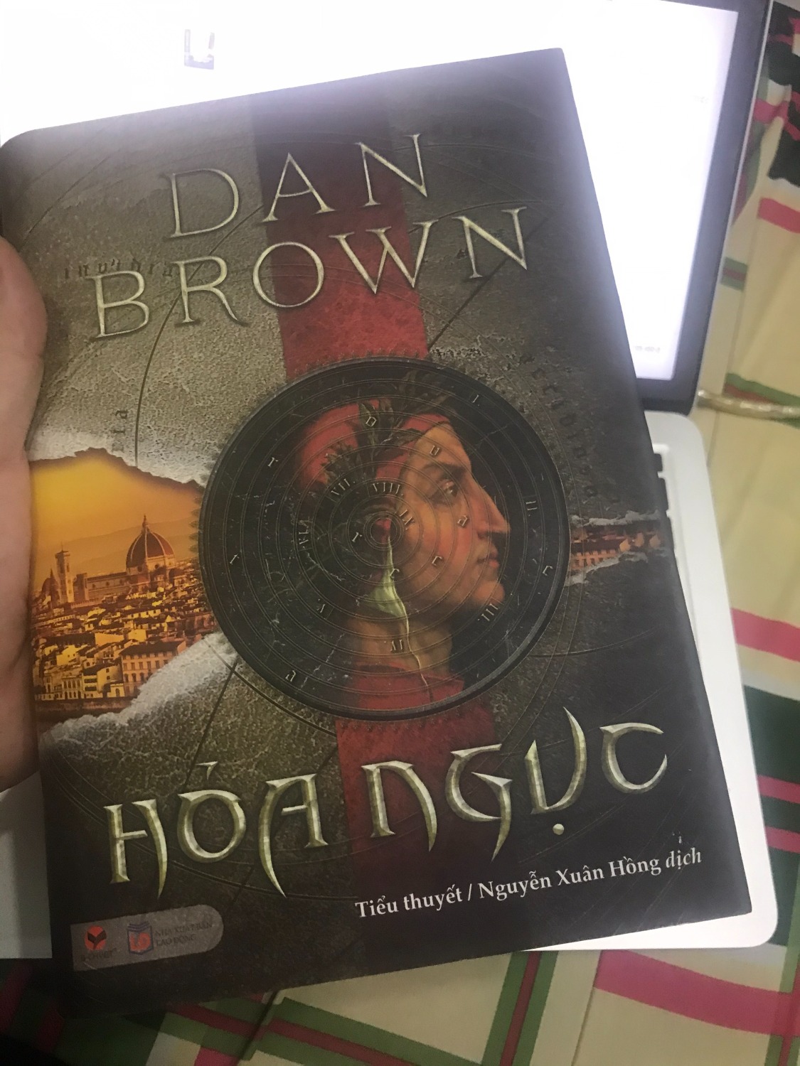 Từ một tác phẩm của Dante mà Dan Brown nghĩ ra một cốt truyện hấp dẫn. Tuy nhiên là đọc nhiều Dan Brown sẽ không thấy có nhiều sự thay đổi trong cách viết.