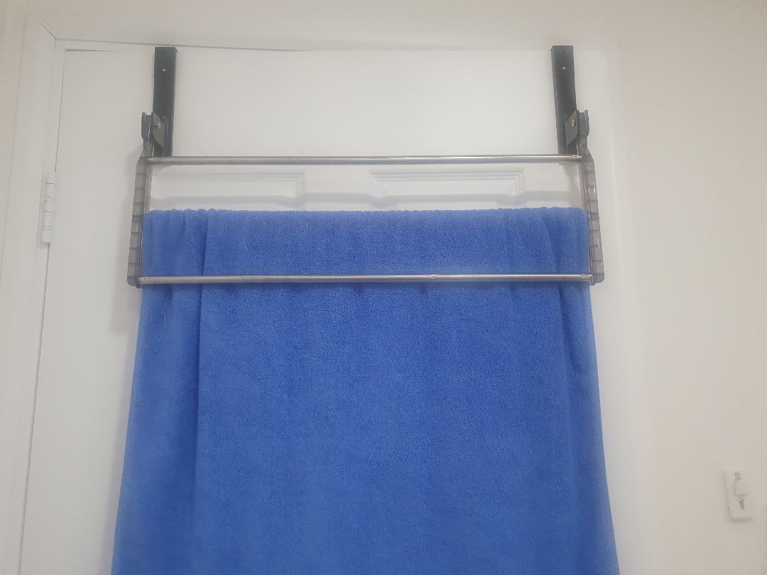 Móc chắc chắn, đẹp nhưng treo lên thì có khoảng cách khá cao, muốn treo đồ thì phải bắt ghế đứng lên, nếu shop làm dài hơn để thấp xuống vừa tầm tay sẽ tốt hơn