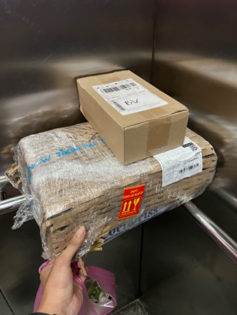 Tuy bia không còn nhập khẩu nhưng vẫn đánh giá 5 sao về đóng gói cũng như vận chuyển siêu nhanh của tiki