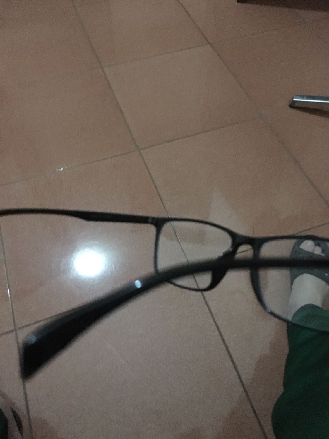 Mắt kính màu vàng nhạt
Gọng nhỏ, mắt kính to
Chưa mua kính bao h nên k biết giá 385k hợp k?