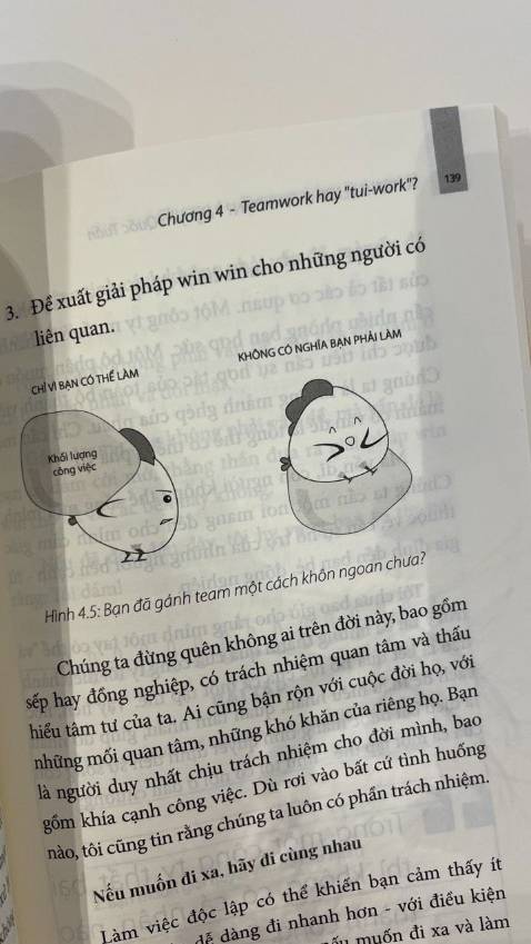 mấy cái drama trong cuốn sách này ngày nào công ty mình cũng có, nhưng nhờ đọc sách, mình lại cảm thấy, ủa hình như  trước giờ mình nghĩ sai. Đúng là nhờ tuổi trẻ gánh team, "tuổi già" mới có được cái nhìn tổng quát, biết được lúc nào cần làm gì, việc này nên giao cho ai