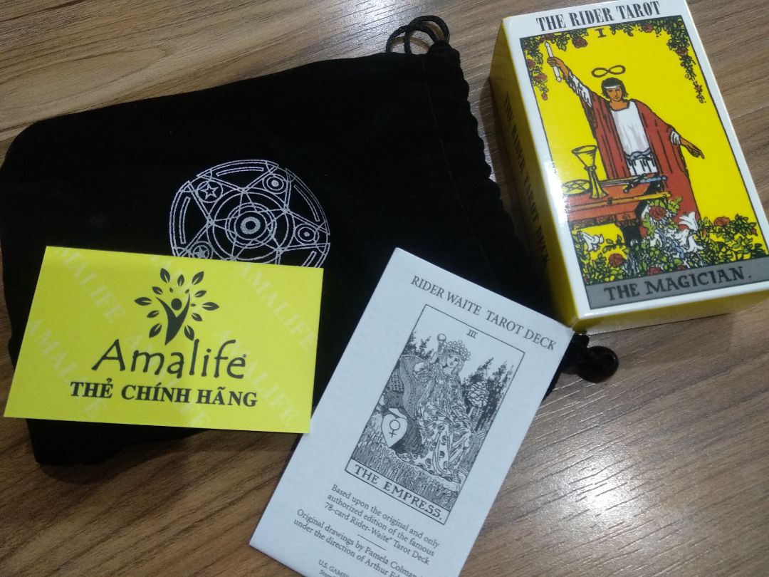 Mình rất hài lòng khi nhận hàng, bộ bài nguyên hộp đầy đủ, màu sắc lá bài rõ nét, lá bài hơi mỏng so với bộ bài tú lơ khơ hay chơi nhưng vẫn dùng ok, túi nhung đẹp rộng rãi, có kèm 1 hướng dẫn bằng tiếng anh. Shop chăm sóc khách hàng rất ok, hướng dẫn tận tình, đầy đủ và có trách nhiệm về sản phẩm. Tiki giao hàng rất nhanh, đặt chiều hôm trước, sáng hôm sau nhận đc luôn.?