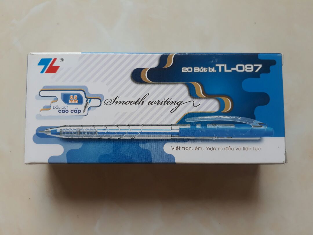 Bút láng bóng đẹp, rất thích mắt. Viết cx sướng tay như nhiều sản phẩm bút khác của thiên long thôi :)) Tuy nhiên mình thấy vỏ nhựa của sản phẩm này hơi dễ vỡ. khi bị rơi, phần đầu bút có dấu hiệu nứt r. viết vài lần thì vỡ. Tuy vẫn viết tiếp đc nhưng hơi khó chịu. Nếu bạn nào thích màu xanh hi vọng, tươi mát :v như mình thì cx nên mua r về thay cái vỏ khác hoặc giữ gìn tốt là ngon.