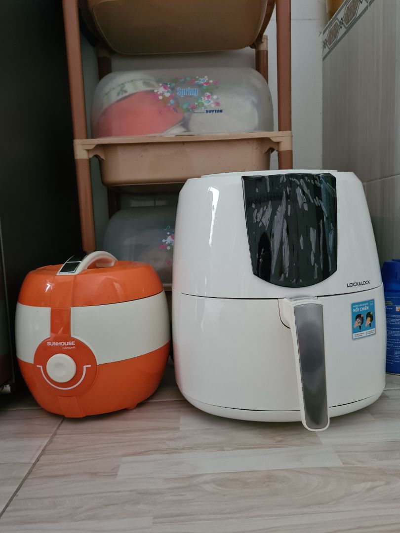 Đóng gói cẩn thận, đã thử chiên, máy tỏa nhiệt trong lúc chiên, ko kêu, ko nghe mùi, đồ chiên ra bị cứng. Nồi quá TO. Có thể bỏ được nguyên con gà, cảm giác nồi cồng kềnh. Mình ở 1 mình mua cái nồi này lớ quá, có thể ăn 6-8ng.