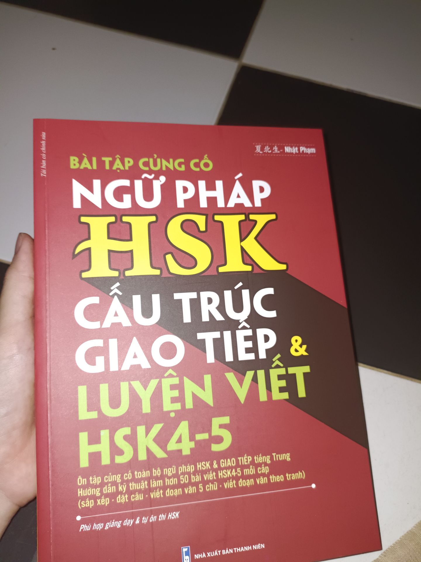 đã đọc sơ qua thấy giải thích rất chi tiết lại thêm hướng dẫn phần viết theo tranh luyện thi ạ. mới lướt sơ qua mà thấy thích r ạ