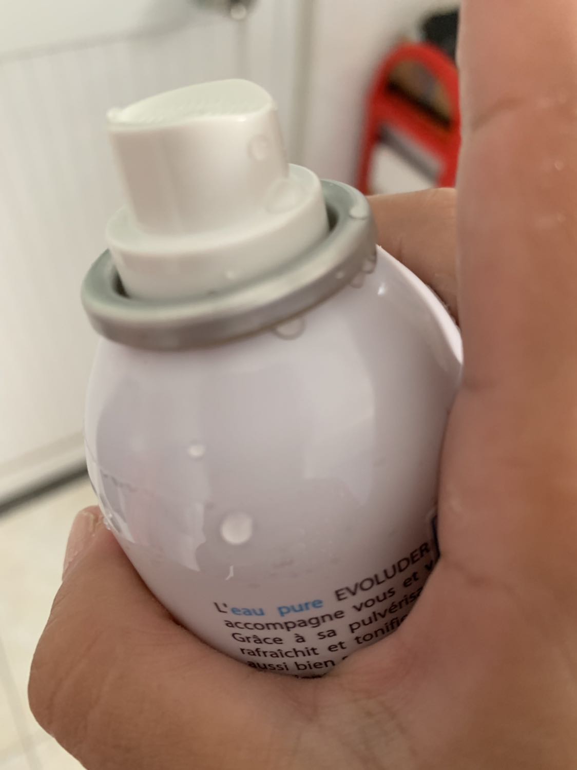 Khi mở ra dùng, mình lắc nhẹ trước khi xịt thì bị rỉ nước rất nhiều ở miệng chai. Tiki nên kiểm tra hàng kỹ trước khi giao. Hay là do mình mua hàng giảm giá nên giao hàng lỗi cho mình.