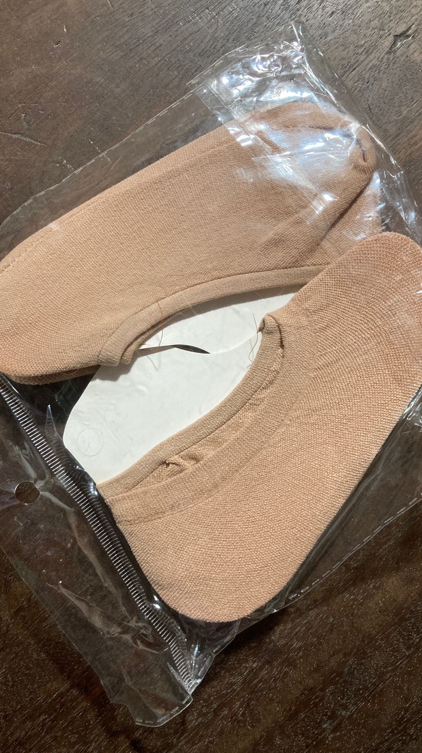 Sp như hình ảnh minh họa. Chất liệu có vẻ mềm mịn. Không qá chật chân. Hy vọng xài được lâu