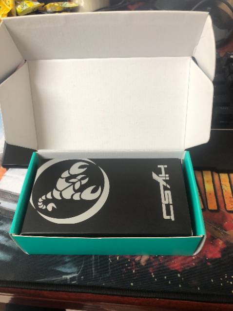 Tôi là người kỹ tính trong chọn sản phẩm mua trên mạng. Tiki đã không làm tôi thất vọng. Tôi mua WEBCAM này về để cho con học. 
- Giao hàng rất nhanh 2h(Tôi ở Hà Nội), anh giao hàng thân thiện
- Sản phẩm chất lượng rất tốt đóng gói cẩn thận, nguyên tem mác.
- Hình ảnh cực kỳ sắc nét, cắm vào là chạy không cần cài đặt, tích hợp mic nói chuyện được luôn.
- Thẩm mỹ cao, rất gọn gàng treo trên màn hình hoặc để bàn đều được
- Đặc biệt góc quay rất rộng độ phân nét, có thể điều chỉnh 360 độ tùy ý.
Tôi rất ưng ý sản phẩm này. Cảm ơn tiki