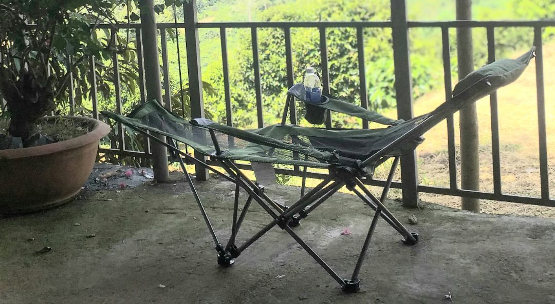 - Đúng như dự kiến, gọn nhẹ chắc chắn, thoải mái cho những chuyến đi dã ngoại!
- Khi gấp lại, đặt lên xe con rất gọn gàng
- Cả hai tư thế: Nằm, ngồi tựa, ngắm cảnh thiên nhiên, nhâm nhi ly cafe (ly phải rộng miệng) đều rất tuyệt
- Chỉ tiếc túi đựng chất liệu mong manh, màu đen xấu quá, giá túi sang, bền hơn, giá cao thêm một chút cũng được, vì ghế này cơ bản là cho vào túi mang đi theo những chuyến dã ngoại.
- Sẽ đặt thêm.
- Thank shop nhé!