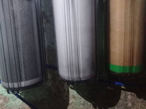 2 đế nhựa trong suốt đỡ ở 2 đầu của lõi này làm dở hơn Kangaroo rất nhiều. Vừa mở bao nilon bọc ra là 2 cái ở 2 đầu rớt hết. Phải gắn lại nhưng mà nó lỏng lẻo
Chất liệu làm lõi này không biêt sao nhưng nhìn là thấy không bằng kangaroo, gia công cũng dở