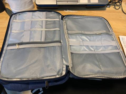 ui, tui này 2 ngăn, có 2 đường khóa, chứ ko phải 1 đường khóa như cái lần trc mình mua, nhiều chỗ đựng quá :D
màu xanh rất đẹp, cái này đi du lịch rất ok, ngăn to có thể cho giấy tờ nhỏ gọn và những thứ lặt vặt.