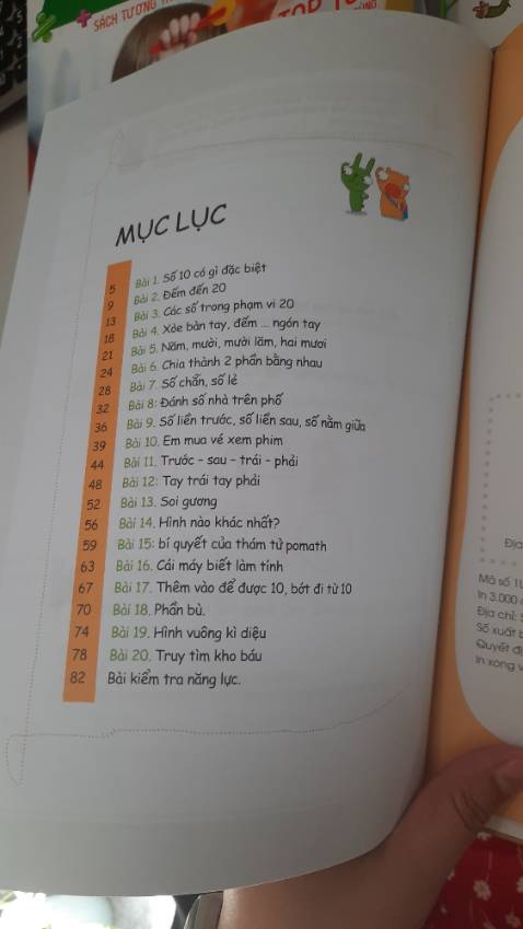 Tập 5 của bộ 6 cuốn PoMath - Toán tư duy này tiếp tục mở rộng phạm vi tư duy của trẻ tới thêm bớt ở phạm vi 20, hướng dẫn trẻ làm quen ban đầu với phép chia, số chẵn và số lẻ. Phần ứng dụng của sách cũng rất thân quen và phù hợp: từ đánh số nhà, mua vé xem phim đến chơi trò chơi truy tìm kho báu.
Cuối sáng có chương cho cha mẹ kiểm tra lại kiến thức của trẻ. Đây là một bộ sách nên mua để cha mẹ giúp trẻ làm quen với tư duy logic và ứng dụng của Toán học vào đời sống.