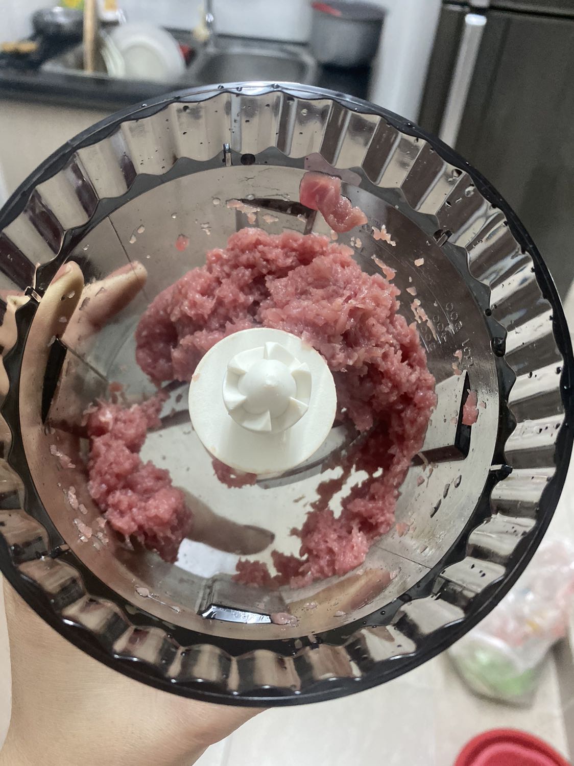 Máy siêu xịn xò từ vỏ hộp đến chất lượng, canh được giá sale mua nên quá ư hài lòng, rẻ mà tốt nữa, xay thịt nhẹ nhàng, mình xay 100gr thịt bò, ấn 2 lần chưa dc 30s là xong, máy chạy rất êm, gọn nhẹ lại không ồn. ĐÁNG MUA nha mọi người, xay ít ít tầm 400gr thịt là ok á, xay cung nhanh nên nếu muốn xay nhiều thì mình bỏ vô 2-3 lần cho máy nó nhẹ mà gọn nhà nữa.