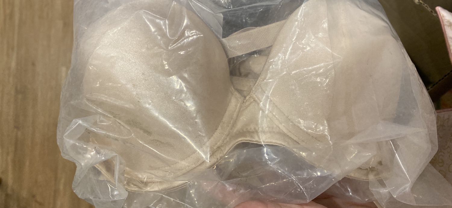 Tiki giao nhanh, đúng size nhưng túi đựng bẩn quá. Thực sự mua đồ nội y mà đựng cái túi lem nhem vậy ko muốn mặc. Tiki mất công đóng hộp cẩn thận thì nên thay cả túi đựng áo.