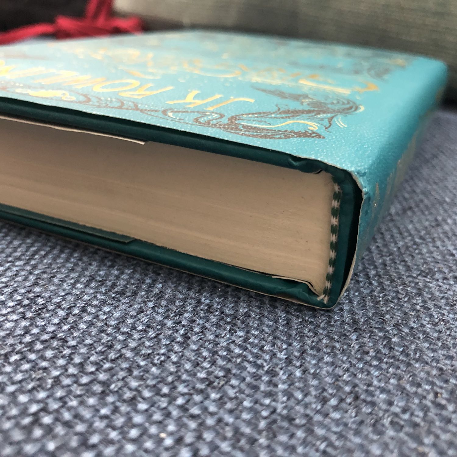 Sách về đến tay còn mới, không bị cũ như sách ngoại văn sót kho. Sách bìa cứng cầm đầm tay, jacket đẹp miễn chê và giấy màu vàng cũng dịu mắt cực kỳ. Nói chung là ưng.